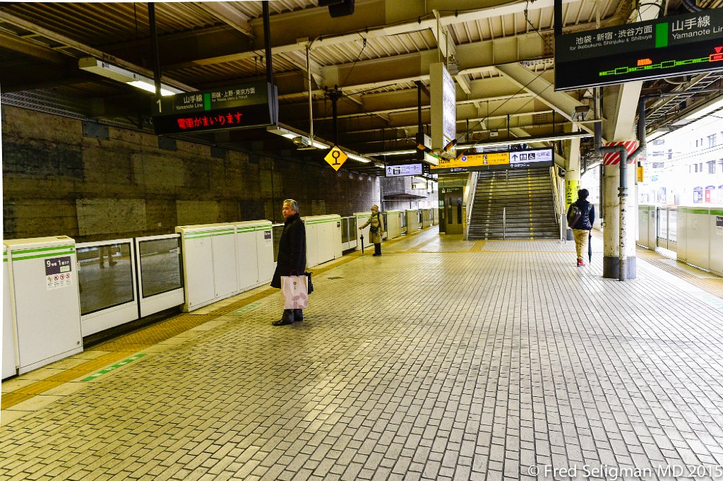 20150309_105002 D4S.jpg - Underground subway, Tokyo